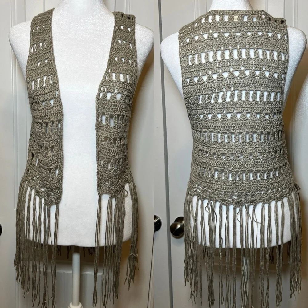 Daytrip Buckle Y2K women’s small crochet vest with fringe hem gray